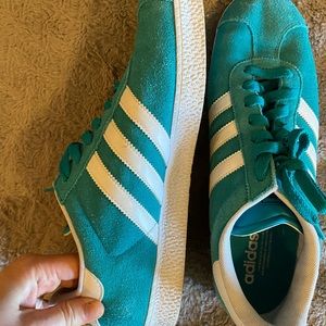 Mens size 10 adidas suede
